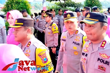 Kapolres Sumenep Bersama Ibu Bhayangkari Polres Sumenep Saat Menyambut Kapolda Jatim Baru Irjen Pol Drs Imam Sugianto di Mako Polda Jatim, Surabaya 30 Oktober 2023