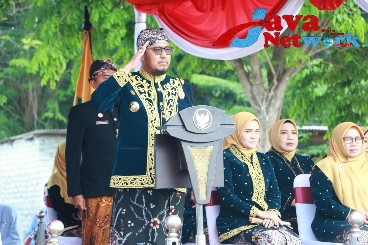Bupati Sumenep Achmad Fauzi Wongsojudo, SH, MH Saat Memimpikan Upacara Peringatan Hari Jadi Kabupaten ke-754 di Lapangan Adhirasa PT Garam Kecamatan Kalianget, Selasa (30/10/2023)