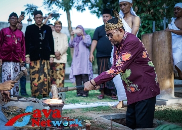 Bupati Sumenep Achmad Fauzi Wongsojudo Saat Melaksanakan Panempaan Keris Awali Pembangunan Tugu Keris di Desa Sendang Pragaan di Taman Andhep Ashor Pendopo Keraton Sumenep, Selasa (31/10/2023)
