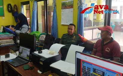 Pererat Tali Silaturahmi, Babinsa 0827/02 Kalianget Laksanakan Komsos Kepada Perangkat Desa Dan Warga Marengan Laok, Kamis (02/11/2023)