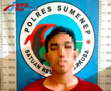 Pelaku inisial VTA Warga Desa Angon-Angon Kecamatan Arjasa Ditangkap Satresnarkoba Polres Sumenep Saat Berada diruang Tamu Salah Satu warga Kelurahan Pajagalan, Kamis (02/11/2023)