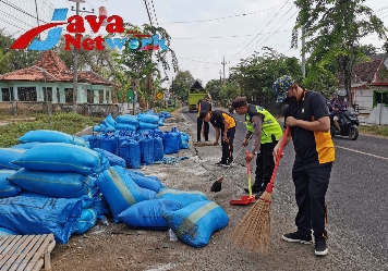 Cegah Kecelakaan, Anggota Polsek Kalianget Sumenep Turun Jalan Bersihkan Tumpahan Garam di Jalan Raya, Jum'at (03/11/2023)