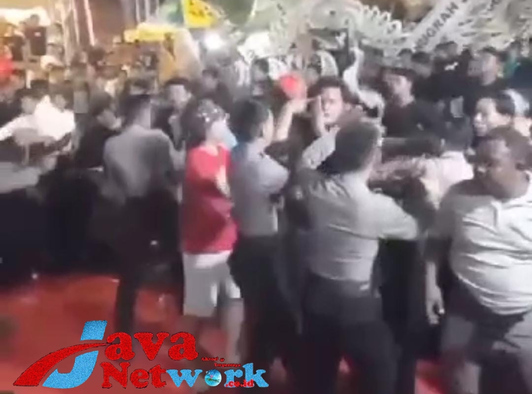Sejumlah Personel Polres Sumenep Dipimpin Wakapolres Arif Mahari, SIP, SIK, MH Yang Mengkodusifkan Situasi Tawuran di Acara Dewi Cemara 2023, Jum'at (03/11/2023) malam