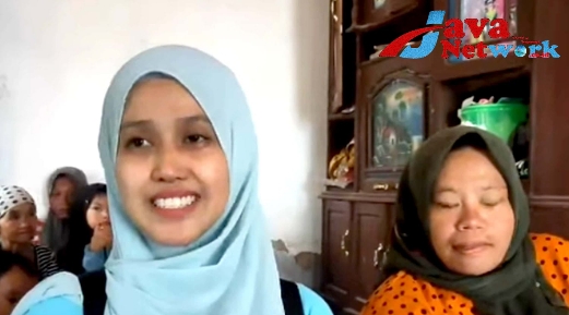 Bidan Monique Bersama Surayya Warga Desa Batu Ampar Kecamatan Guluk-Guluk