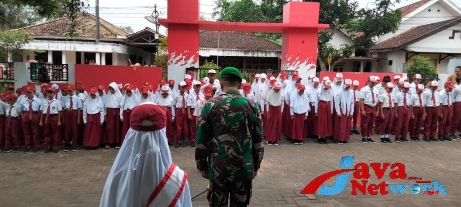 Bentuk Disiplin Generasi Muda Babinsa Koramil 03/Manding Menjadi Irup di SD Negeri 1