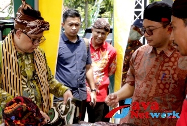Kadisbudporapar Kabupaten Sumenep Moh Iksan SPd MT Saat Mendampingi Sekdaprov Jatim Adhy Karyono, AKS Mengunjungi Salah Satu Stand Di Festival Dewi Cemara 2023, Minggu (05/11/2023)