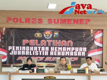 Kapolres Sumenep AKBP Edo Satya Kentriko, SH, SIK, MH Bersama Ketua PWI Sumenep, M. Syamsul Arifin Didampingi Kasi Humas Polres Sumenep AKP Widiarti SH di Acara Jurnalistik Kehumasan Polres Sumenep, Rabu (08/11/2023)