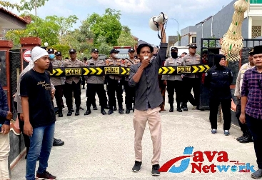 Suasana Pengamanan dan Pengawalan Aksi Unras Serdadu dan Advokasi Madura di Kantor Dinas Pendidikan oleh Polres Sumenep, Jum'at (10/11/2023)