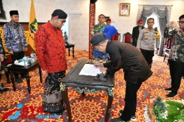 Bupati Achmad Fauzi Wongsojudo SH MH Saat Menyaksikan Penandatanganan NPHD, Jum'at (10/11/2023)