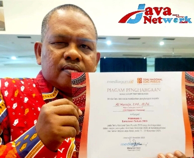 Caption: Ali Harsojo, S.Pd., M.Pd., guru SDN Pajagalan II Sumenep yang meraih penghargaan Pemenang I Gurusianer Terbaik dalam ajang Temu Nasional Guru Penulis (TNGP) tahun 2023 di Jakarta, Sabtu (11/11/2023).