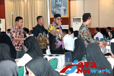 Bupati Sumenep Achmad Fauzi Wongsojudo, SH, MH Saat Meninjau Pelaksanaan Ujian PPPK di lingkungan Pemkab Sumenep di Kampung UNIBA Sumenep, Minggu (12/11/2023)