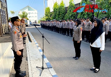 Kapolres Sumenep AKBP Edo Satya Kentriko, SH, SIK, MH Saat Pimpin Apel Jam Pimpinan di Halaman Mapolres Sumenep, Senin (13/11/2023)