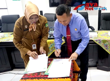 Kajari Sumenep, Trimo, SH, MH dan Dirut RSUD Dr Moh Anwar, Dr Erliyati, M.Kes Saat Menandatangani MoU Pemberian Jasa Hukum Keperdataan dan Tata Usaha Negara, Selasa (14/11/2023)