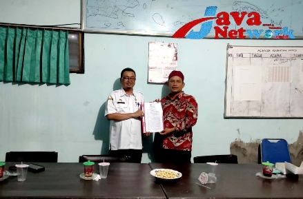 Kepala Bidang Ketenagaan Disdik Kabupaten Sumenep, Akhmad Fairuz, SPd, MAP Saat Menyerahkan Draf Perbup Komite dan Big Data Kepada Sekretaris DPKS Sumenep, Amir Syarifudin, Rabu (15/11/2023)