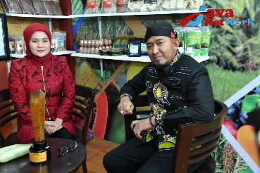 Bupati Sumenep Achmad Fauzi Wongsojudo, SH, MH Bersama Istri Nia Kurnia Fauzi Usai Menerima Penghargaan dari Gubernur Jatim Khofifah Indar Parawansa, Rabu (15/11/2023)