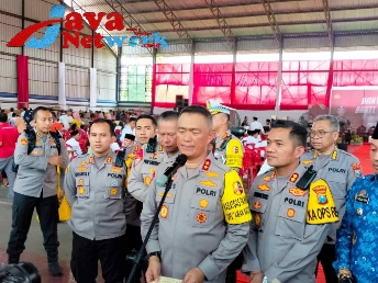 Kapolres Sumenep, AKBP Edo Satya Kentriko, SH, SIK, MH Mendampingi Kapolda Jatim Irjen Pol Drs Imam Sugianto MSi saat Menggelar Baksos dan Bakkes yang Digelar Polda Jatim di Kabupaten Sampang