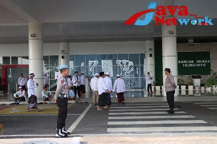 Suasana Pengamanan Polres Sumenep Saat Kegiatan Tabligh Akbar dan Istighosah di Bandara Trunojoyo Sumenep, Sabtu (18/11/2023)