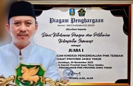 Kadis DKPP Kabupaten Sumenep, Arif Firmanto, SP, MSi dan Salah Piagam Penghargaan dari Pemprov Jatim 