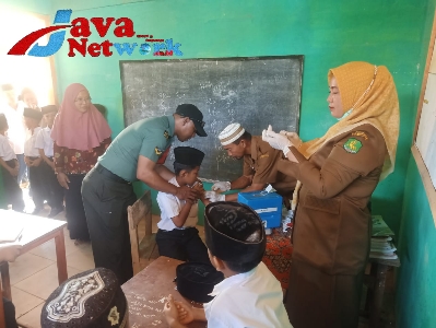 Babinsa Pasongsongan Dampingi 36 Siswa Lakukan Imunisasi BIAS DT dan TD, Selasa (21/11/2023)