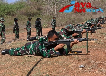 Dandim Sumenep Letkol Czi Donny Pramudya Mahardi, SE, MSi Saat Latihan Tembak, Rabu (22/11/2023)