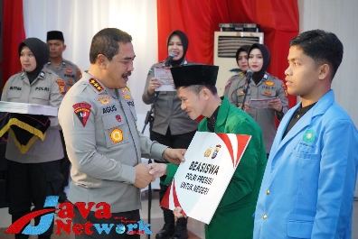 Wakapolri Komjen Pol Drs Agus Andrianto, MH Saat Memberikan Bantuan