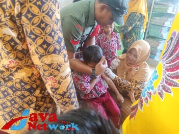 Babinsa Dampingi Puluhan Siswa SDN Pasongsongan I Diimunisasi DT dan TD, Kamis (23/11/2023)