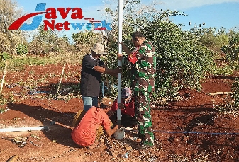 Semangat Gotong Royong Babinsa Kalianget Bantu Warga Pasang Pipa Air Bersih, Sabtu (25/11/2023)