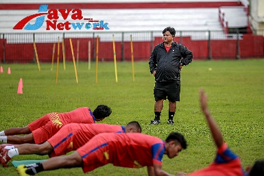 Pelatih Perrsu Madura City, Budihardjo Thalip Saat Sesi Latihan Menghadapi Mitra Surabaya.