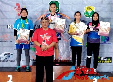 Ketua PBSI Sumenep, Moh. Iksan, SPd, MT Bersama Para Juara Bulutangkis Bupati Cup 2023, di Gor Sumekar Kelurahan Pajagalan Kecamatan Kota Sumenep, Minggu (26/11/2023) malam.