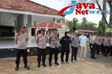 Kabag Ops Kompol Dodik Wibowo, SH, MH didampingi Kasi Humas AKP Widiarti, SH, Kapolsekta Gapura dan Kapolsek Batang-Batang, Selasa (28/11/2023)