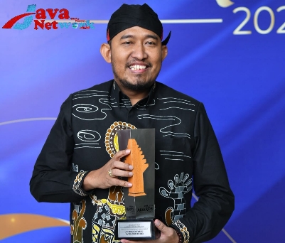 Bupati Sumenep Achmad Fauzi Wongsojudo, SH, MH Saat Menerima Penghargaan Di Ajang DetikJatim Award 2023