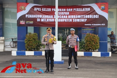 Wakapolres Sumenep Kompol Arif Mahari, SIP, SIK, MH Memimpin Apel Gelar Pasukan dan Peralatan Dalam Rangka Kesiapan Penanggulangan Bencana Hidrometeorologi di Mapolres Sumenep, Rabu (29/11/2023).