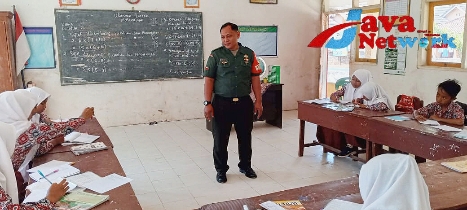 Wasbang Diberikan Agar Siswa Paham Arti Mencintai Tanah Air Oleh Babinsa Koramil 0827/13 Rubaru
