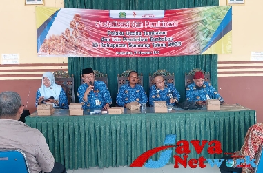 Kepala DPMPSTP dan Naker Kabupaten Sumenep A. Rahman Riadi Saat Memberikan Sambutan Pada Acara Sosialisasi dan Pembinaan Pemilik Gudang Tembakau di Pendopo Kecamatan Guluk-Guluk, Rabu (28/11/2023)