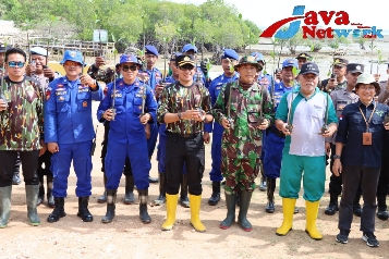 Suasana Penanaman 1000 Pohon Manggrove di Desa Tanjung Kecamatan Saronggi, Kabupaten Sumenep Oleh Polres Sumenep Dalam Rangka Peringatan HUT Brimob dan Polairud, Kamis (30/11/2023).