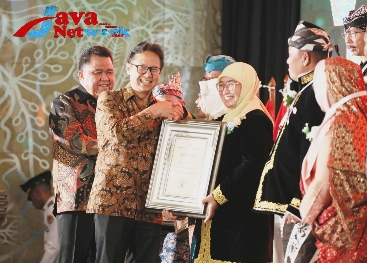 Wabup Sumenep Hj. Dewi Khalifah, SH, MH, MPdi Saat Menerima Penghargaan Swasti Saba Padapa 2023 dari Kemenkes RI, Selasa (28/11/2023)