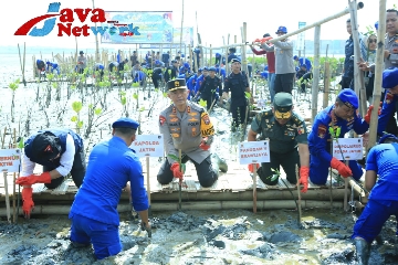 Kapolda Jatim Irjen Pol Imam Sugianto Saat Melakukan Penanaman Pohon Manggrove, Kamis (30/11/2023)