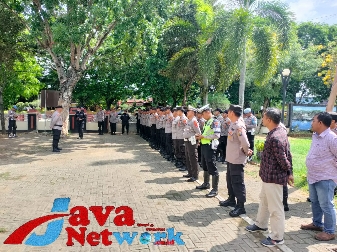 Suasana Pengamanan Aksi Unras oleh Center Of Law Studios ke Kantor Diskop UKM dan Perindag Sumenep, Kamis (30/11/2023)