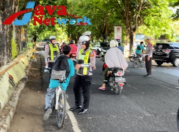 Giat Jum’at Berkah, Sat Lantas Polres Sumenep Berbagi dan Himbau Masyarakat Jaga Kamseltibcarlantas. Jum'at (01/12/2023)