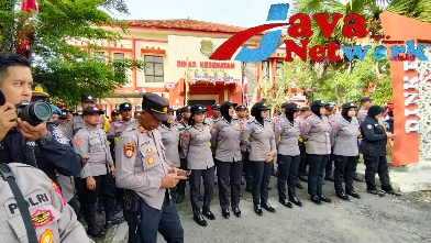 Suasana Pengamanan Aksi Unras Garda Daya ke Kantor Dinkes P2KB Sumenep oleh Polres Sumenep, Jum'at (01/12/2023)
