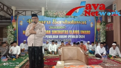 Camat Rubaru Indra Hernawan, S.Sos, MSi Saat Memberikan Sambutan Pada Acara Rubaru Bersholawat, Minggu (03/12/2023) malam 