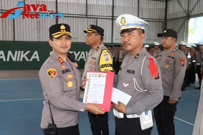 Kapolres Sumenep, AKBP Edo Satya Kentriko SH SIK MH Saat Memberikan Penghargaan Kepada Anggota Polres Yang Berprestasi, Senin (04/12/2023)