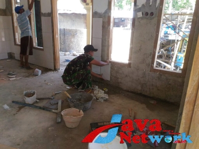 Peran Aktif Babinsa Sumsnep Bantu Warga Binaan Dengan Memasang Keramik di Musholla Wilayahnya, Senin (04/12/2023)