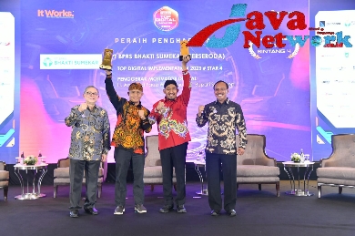 Bupati Sumenep Achmad Fauzi Wongsojudo, SH, MH Bersama Dirut PT BPRS Bhakti Sumekar Sumenep, Hairil Fajar, SE, MM Saat Menerima Penghargaan Dari Majalah ITWorks Jakarta, Senin (04/12/2023)