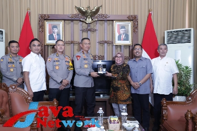Kapolda Bersama PJU Polda Jatim saat Berkunjung ke Kantor DPRD Jawa Timur, Selasa (05/12/2023)