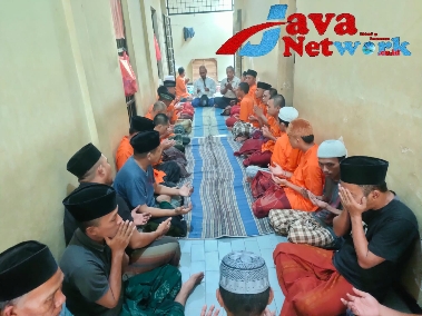 Suasana Pembinaan Rohani dan Mental Kepada Para Tahanan di Rutan Polres Sumenep, Kamis (07/12/2023)