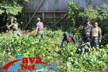 Cegah Banjir, TNI Kodim Sumenep Bersama Instansi Terkait dan Ratusan Masyakarat Bersihkan Sungai, Kamis (07/12/2023)