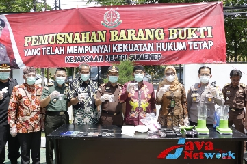 Bupati Achmad Fauzi Wongsojudo, SH, MH Saat Menghadiri dan Melakukan Pemusnahan BB di Kejari Sumenep Bersama Forkopimda Sumenep, Kamis (07/12/2023)