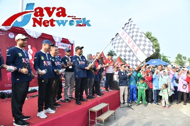 Bupati Sumenep Achmad Fauzi Wongsojudo, SH, MH Didampingi Bunda Paud Kabupaten Nia Kurnia Fauzi Saat Melepas JJS Peringati dan Semarakkan HGN 2023, Minggu (10/12/2023)