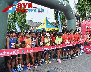 Bupati Sumenep Achmad Fauzi Wongsojudo SH MH Saat Melepas Kegiatan Lari Maraton 10k di Depan Mall Pelayanan Publik Kabupaten Sumenep, Minggu (10/12/2023)